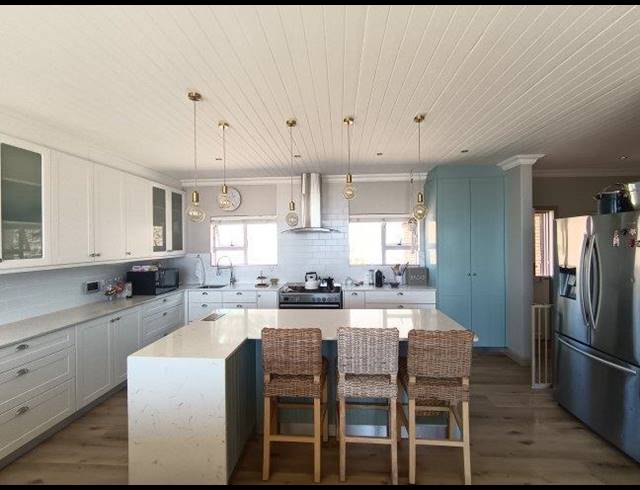 4 BEDROOM HOUSE FOR SALE IN HARTENBOS HEUWELS